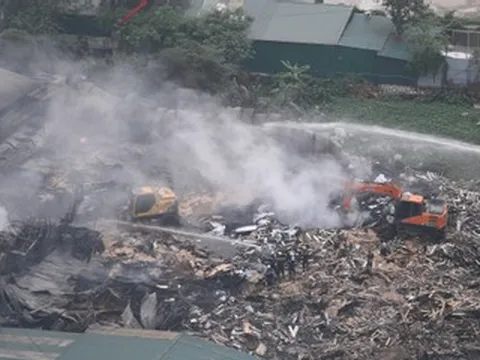 Hiện trường tan hoang sau vụ cháy kho xưởng làm 1 người tử vong ở Hà Nội