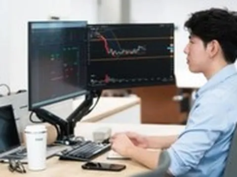 VN-Index 'đỏ lửa' đầu tuần, nỗ lực phục hồi nhưng không thành