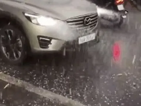 Clip mưa đá lộp bộp tại nhiều phường ở Quảng Ninh gây chú ý