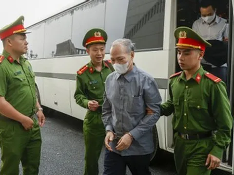 Cựu Thứ trưởng Hoàng Văn Thắng cùng các bị cáo hầu tòa