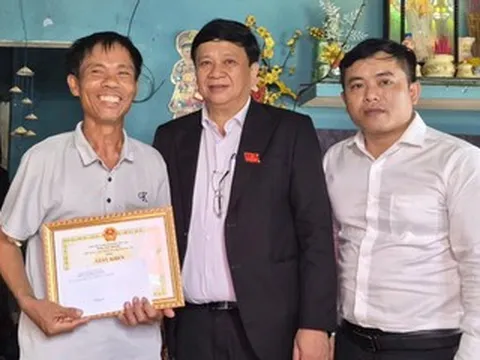 Người đàn ông lao xuống biển cứu 2 cháu bé bị đuối nước ở Đà Nẵng