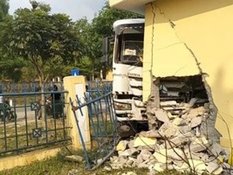 Xe đầu kéo tông sập tường rào, nhà bảo vệ trường mầm non