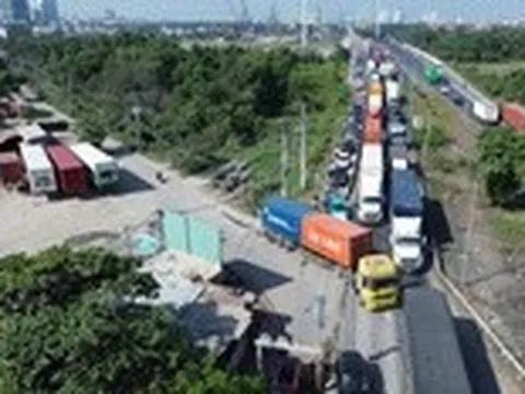 Hàng ngàn xe từ các bãi container làm tắc nghẽn đường Võ Chí Công, ám ảnh người dân khu đông TP.HCM