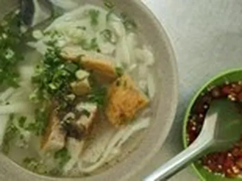 Quán bánh canh cô Sương Vũng Tàu gần trăm tuổi, không có gì ngoài chả cá