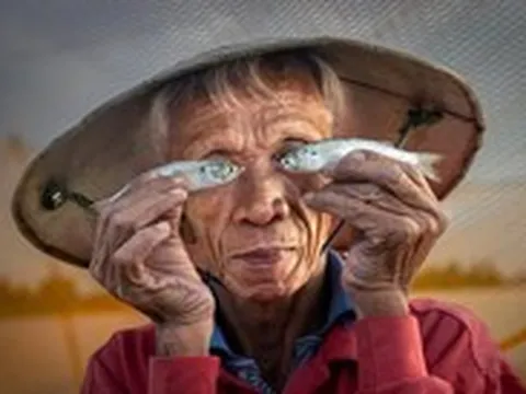 Ông lão 'mắt cá' nổi tiếng và cả làng làm 'mo đồ'