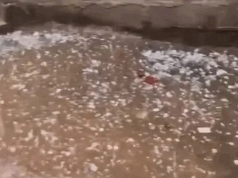 Mưa đá dày đặc trút xuống xã miền núi Lạng Sơn