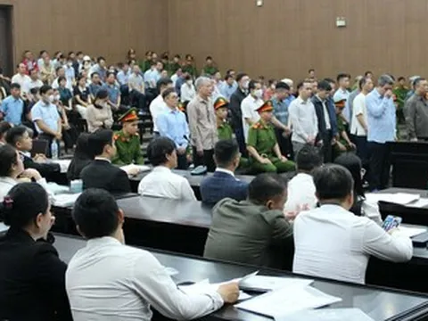 Cựu Phó giám đốc Công ty Hoàng Dân khai việc xách túi tiền đưa cán bộ