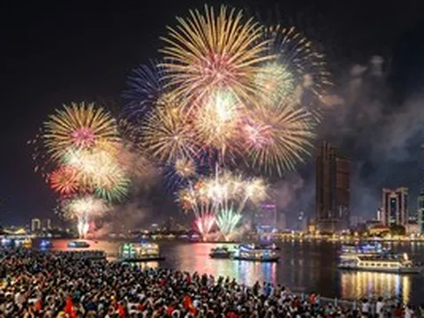 TPHCM bắn pháo hoa dịp 51 năm Ngày Giải phóng miền Nam, thống nhất đất nước