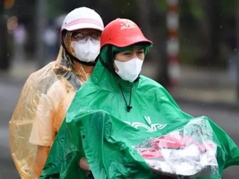 Hà Nội nắng gắt chớp nhoáng, ngày mai không khí lạnh tràn về gây mưa giông