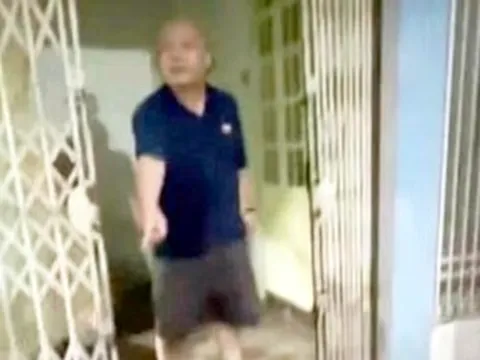 Hà Nội: Người mẹ bế con nhỏ bị hàng xóm hành hung ngay trước cửa nhà