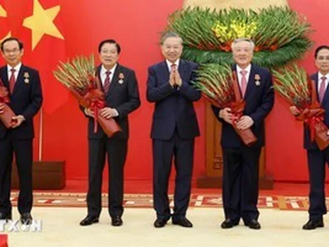 Tổng Bí thư Tô Lâm trao Huân chương Quân công và Huy hiệu Đảng tặng các lãnh đạo, nguyên lãnh đạo