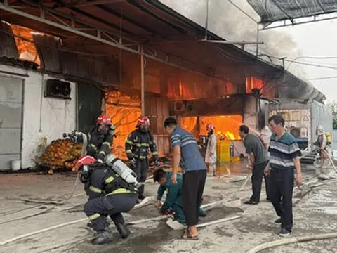 Cháy lớn xưởng bánh kẹo 700 m² ở Hà Nội lúc rạng sáng