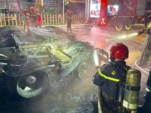 TPHCM: Xe đầu kéo đang đỗ trên đường Lê Hồng Phong thì bất ngờ bốc cháy