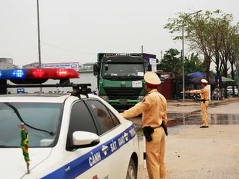 CSGT Hà Nội quay clip tận công trình xây dựng, chỉ rõ xe tải làm rơi vãi đất