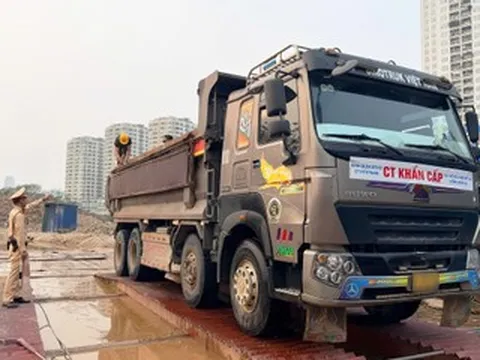 CSGT Hà Nội ngày đêm trực trước công trình, buộc cắt thùng xe tải cơi nới