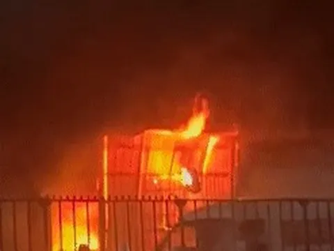 Hiện trường nhà cháy, 3 người mắc kẹt giữa đêm, lửa bùng lại giữa trưa ở TPHCM