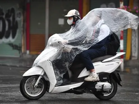 Mưa giông xuất hiện tại nhiều phường ở Hà Nội, miền Bắc chuyển mát