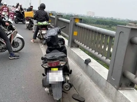 Người đàn ông rơi từ cầu Vĩnh Tuy tử vong, chìa khóa xe máy vẫn cắm trong ổ
