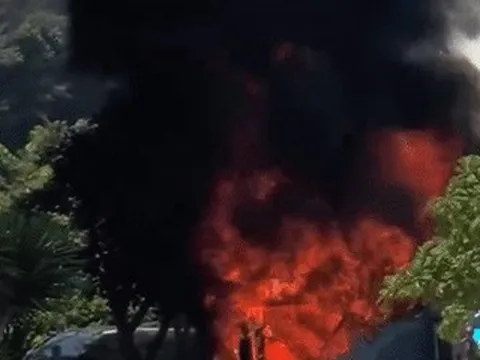 Xe khách bốc cháy dữ dội ở Nha Trang