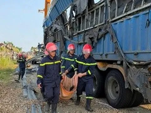 Kinh hoàng xe container tông xe máy rồi lật ngang, 3 người tử vong