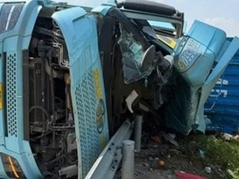 CLIP: Khoảnh khắc xe container tông xe máy, 3 người tử vong