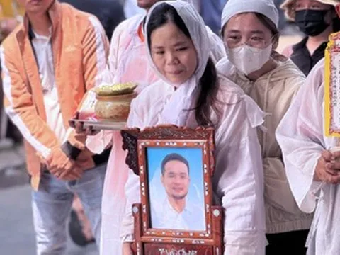 Đám tang tài xế taxi bị bắn tử vong, 2 con nhỏ liên tục hỏi: 'Cha đi đâu vậy mẹ?'