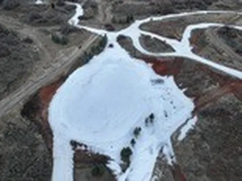 Mùa đông ấm lên, khu trượt tuyết Mỹ chuyển sang 'nuôi tuyết'