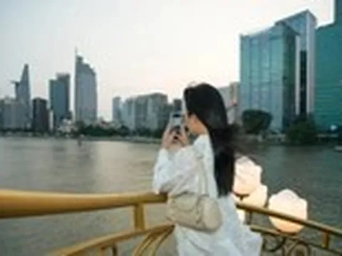 Uống trà chiều trên du thuyền, chụp ảnh TP.HCM lung linh ánh đèn