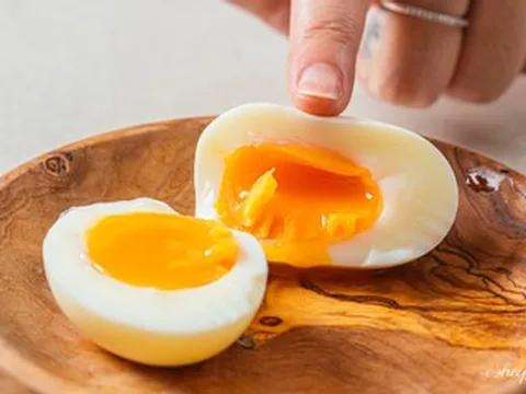 Luộc trứng lòng đào bao nhiêu phút để dẻo ngậy, không tanh?