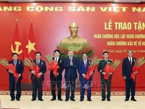 Trao tặng Huân chương cao quý cho lãnh đạo Đảng, Nhà nước và cán bộ cấp cao