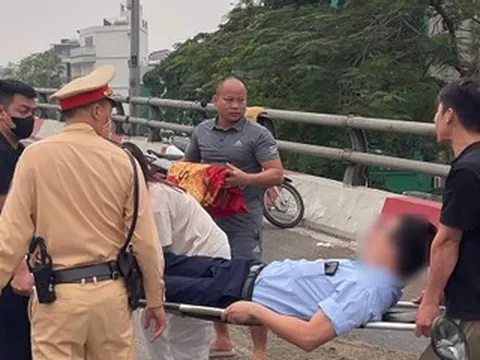 Dầu loang 50m trên cầu vượt ở Hà Nội, nhiều xe máy trượt ngã giờ cao điểm