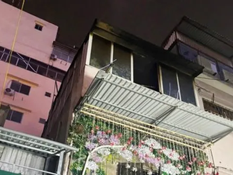 Cháy nhà tại trung tâm Hà Nội, 2 thành viên cứu hỏa bị khói ảnh hưởng