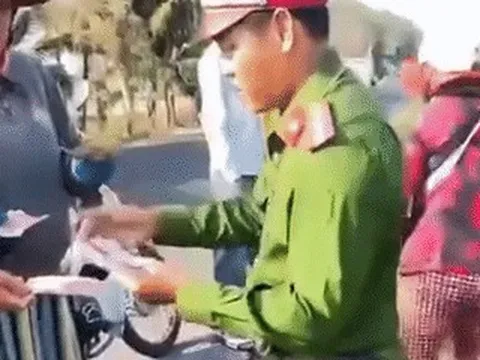 Công an sơ cứu và bán giúp 500 tờ vé số cho người phụ nữ ngất xỉu bên đường