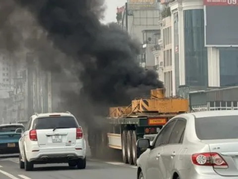 Ô tô đầu kéo bất ngờ cháy ngùn ngụt trên Vành đai 3, Hà Nội