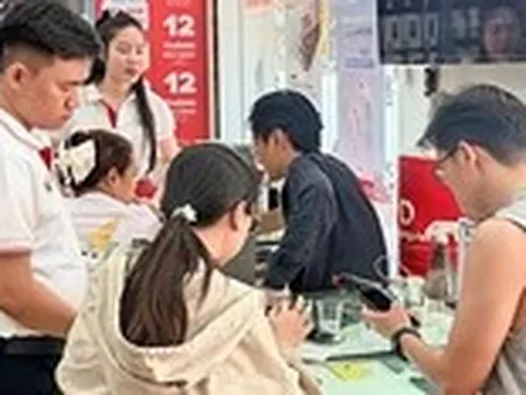 'Ngày đôi 4-4': Nhiều nơi giảm giá mạnh để hút khách