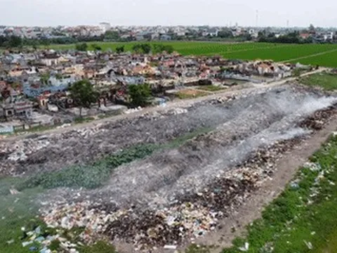 Sống cạnh bãi rác sát nghĩa trang, người dân khổ sở phải ‘mắc màn ăn cơm’