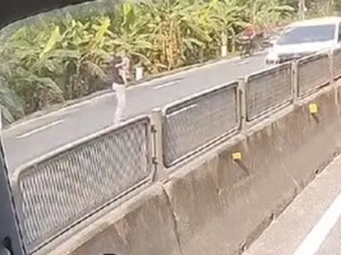 Tài xế dừng xe giữa quốc lộ cứu bé gái, CSGT lên tiếng