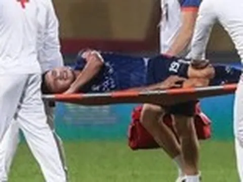 Quang Hải lên cáng sau va chạm mạnh với Quế Ngọc Hải