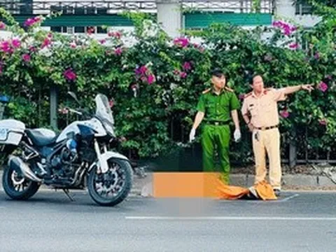 Người đàn ông được dìu vào lề sau cú ngã xe, quay lại làn ô tô rồi tử vong