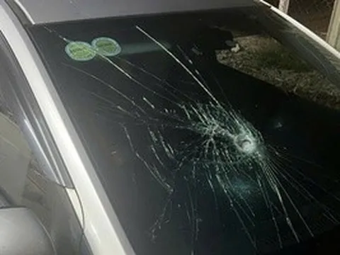 Tài xế bị nhóm người lạ chặn ô tô, đập phá trong đêm