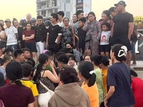 Rủ nhau đi tắm biển, 2 nam sinh bị nước cuốn, 1 em mất tích