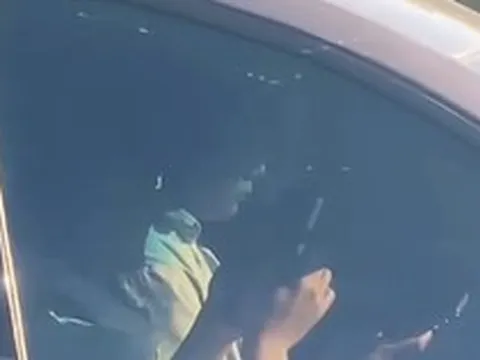 CSGT hoá trang, ghi hình tài xế ô tô dùng điện thoại khi lái xe