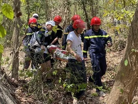 Cảnh sát băng rừng cứu nữ du khách nước ngoài gãy chân khi leo núi ở TPHCM
