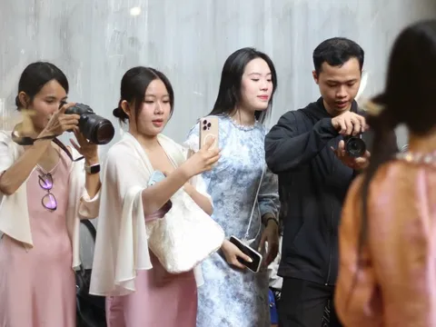 'Đây là nơi uống cà phê, không phải chỗ trình diễn thời trang'