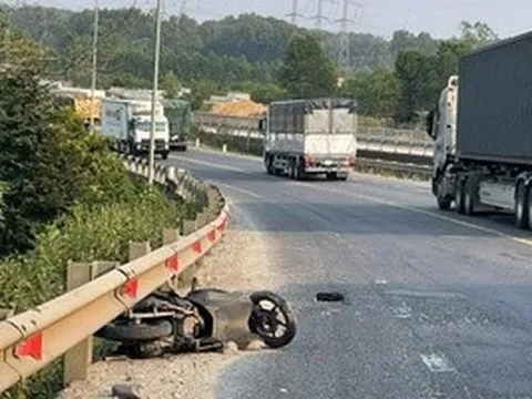 Bị văng khỏi đường sau va chạm với xe đầu kéo, một người chết