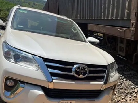 Tàu hàng tông ôtô 7 chỗ băng qua đường sắt, 3 người bị thương