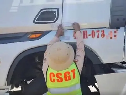 Xe đầu kéo ‘3 không’ ngang nhiên chạy trên cao tốc, CSGT niêm phong 7 ngày