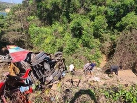 Xe khách lao xuống vực ven hồ Bàu Trắng, 3 người tử vong