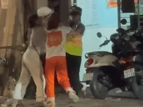 Cố vượt rào chắn, người phụ nữ còn quay lại hành hung nhân viên đường sắt