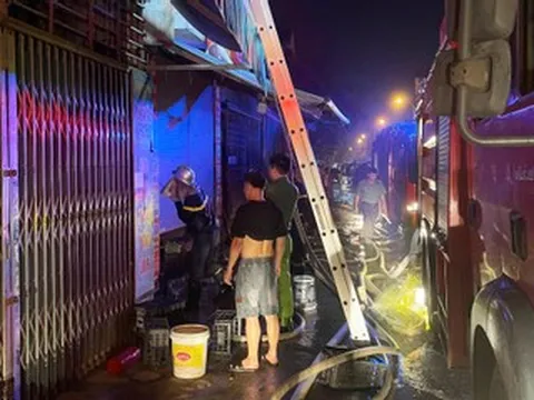 Hà Nội: Cháy nhà có 2 người mắc kẹt bên trong lúc rạng sáng